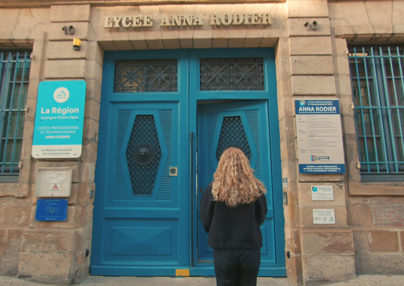 Une élève devant l’entrée du lycée Anna Rodier